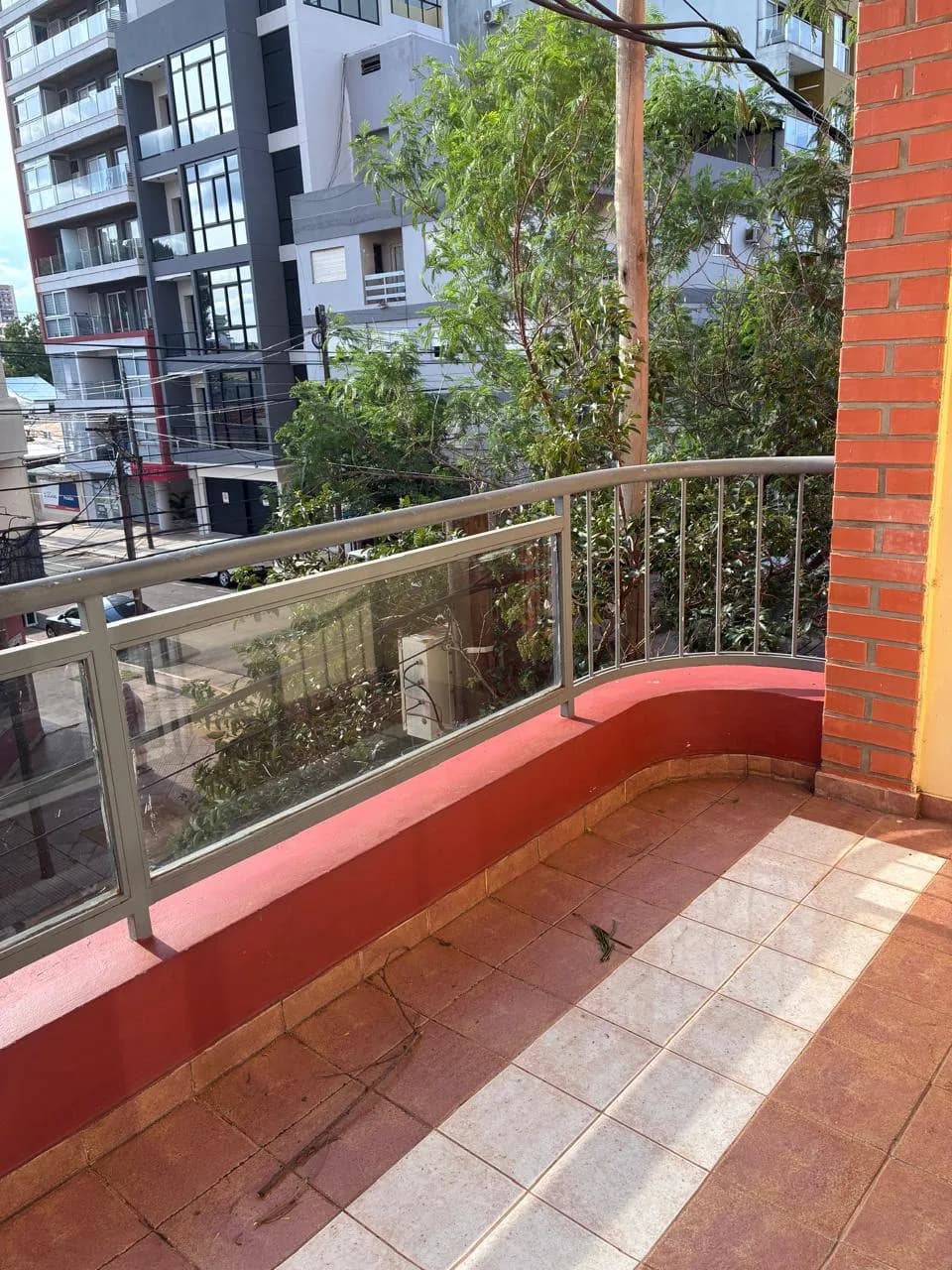 Balcón amplio con vista urbana