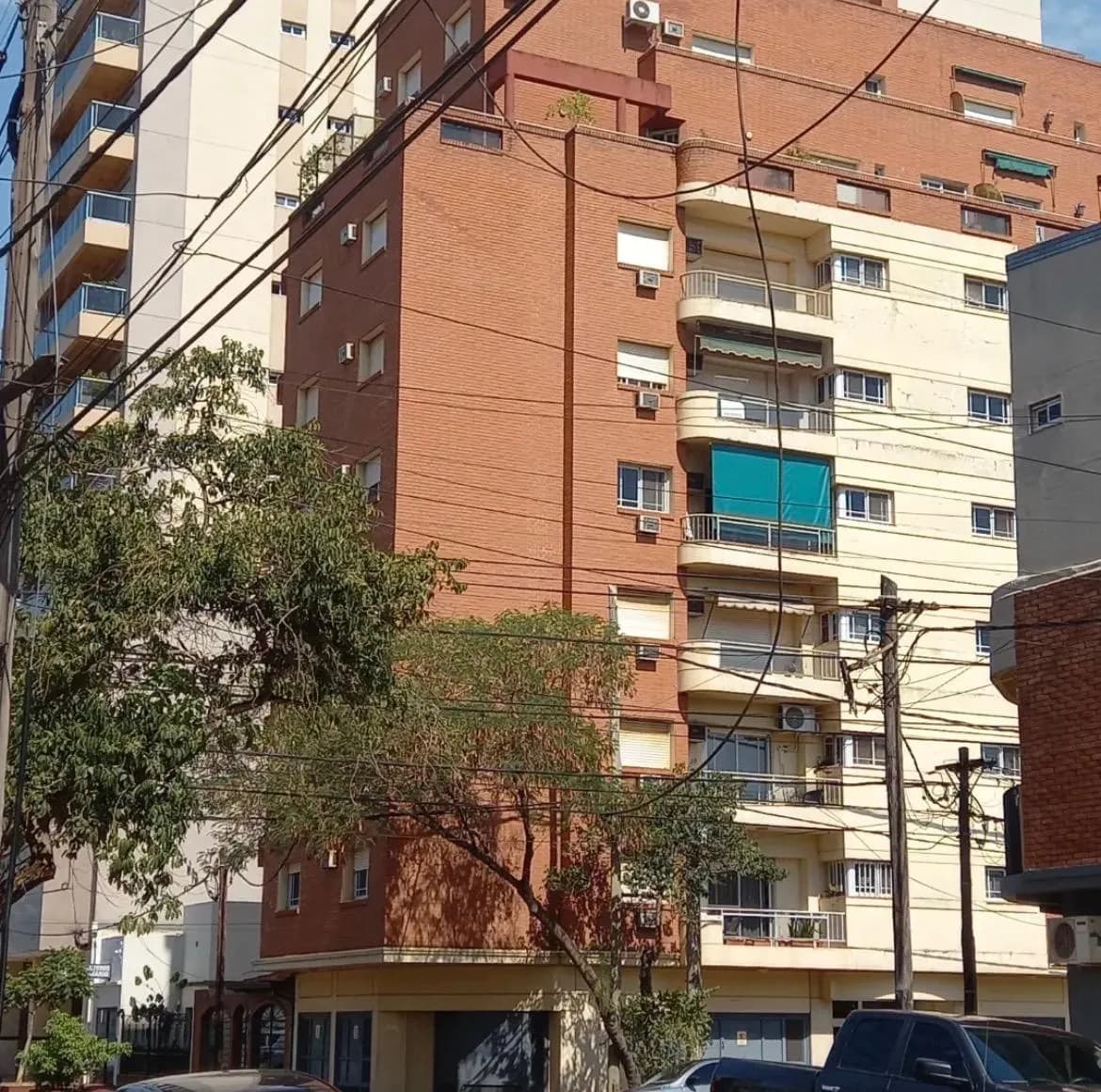 Edificio residencial de ladrillo visto