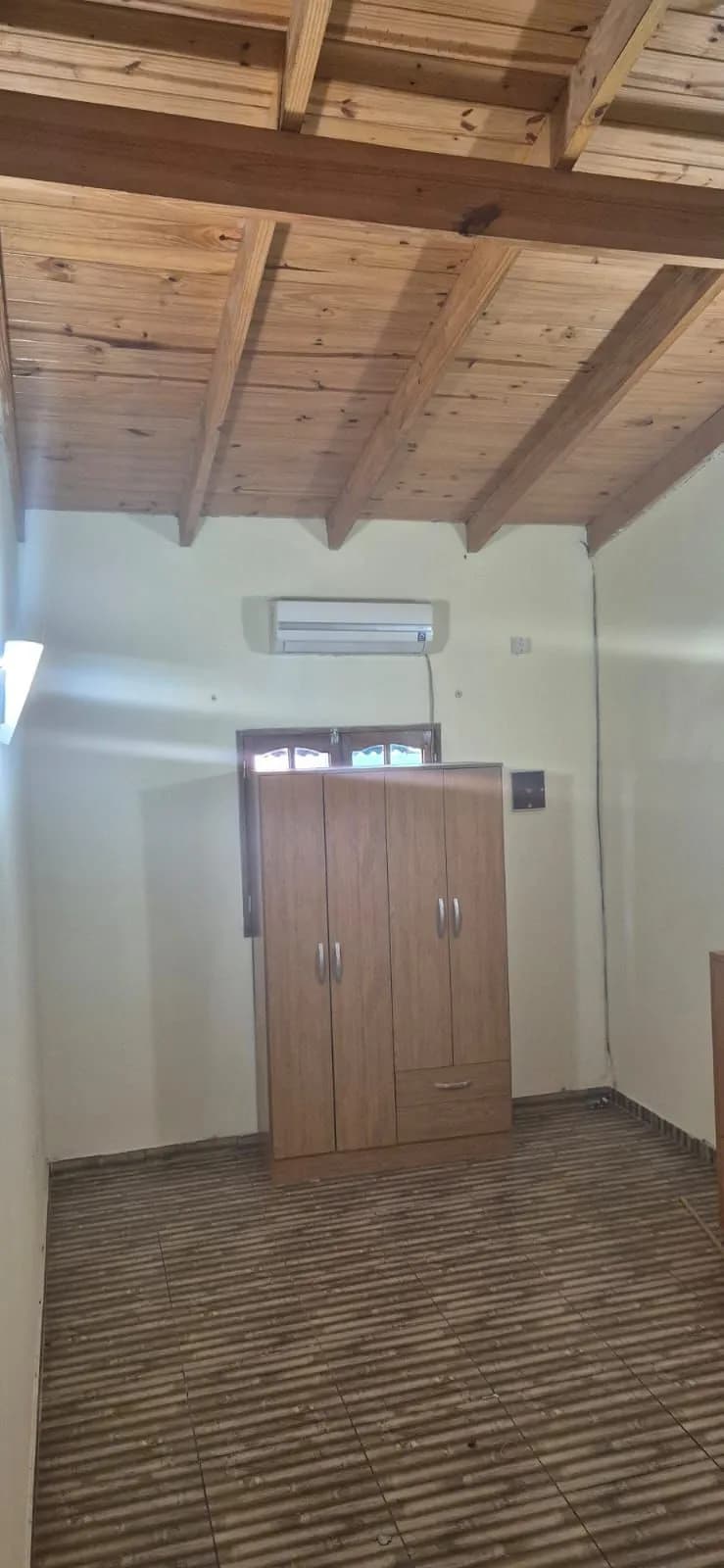 Habitación con techo de madera