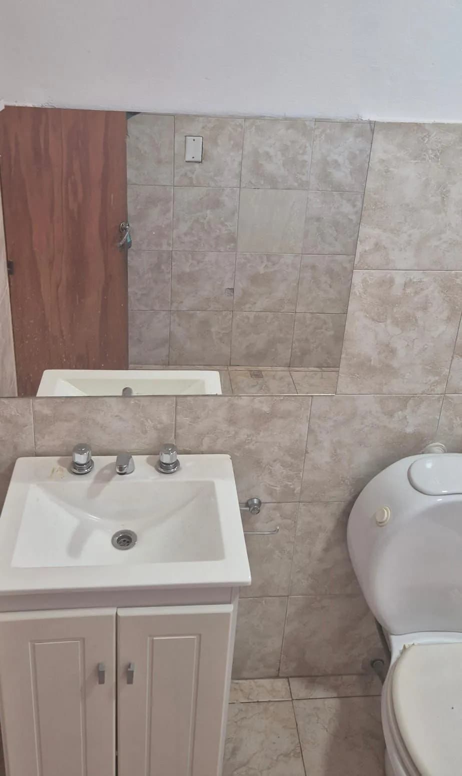 Baño con vanitory e inodoro