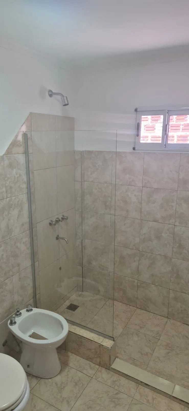 Baño completo con mampara de vidrio