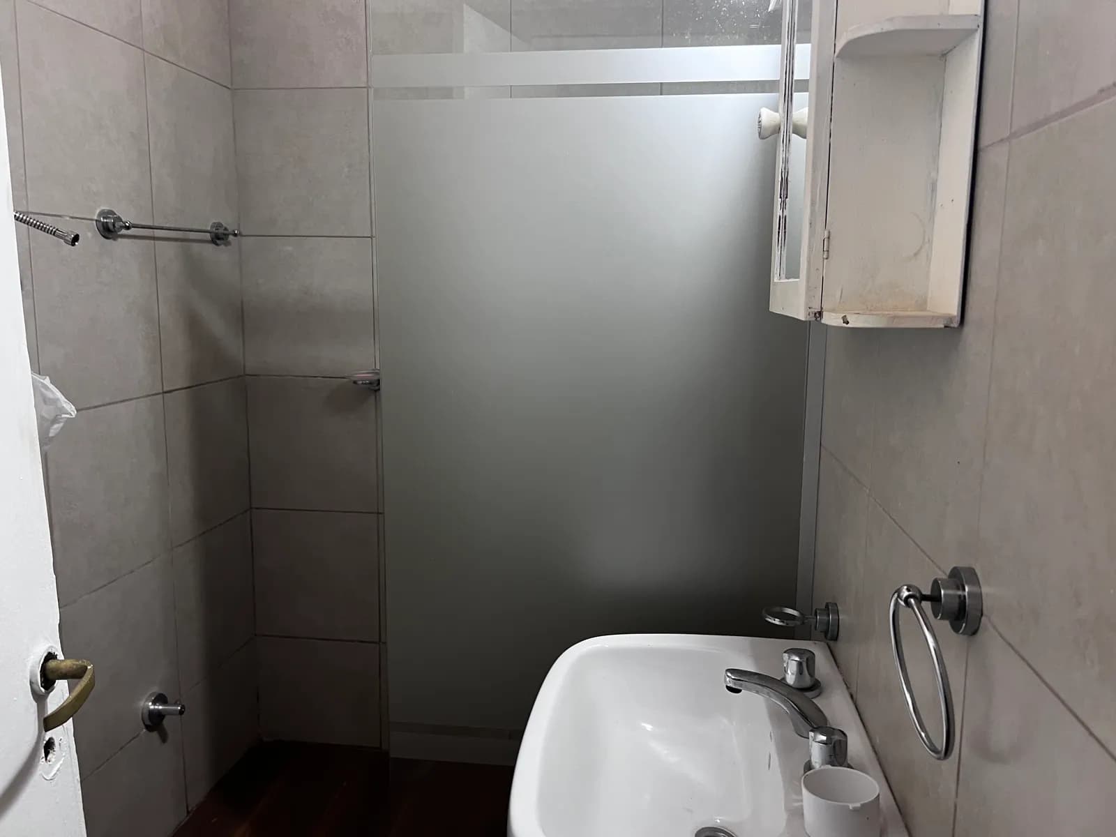 Baño completo con mampara esmerilada