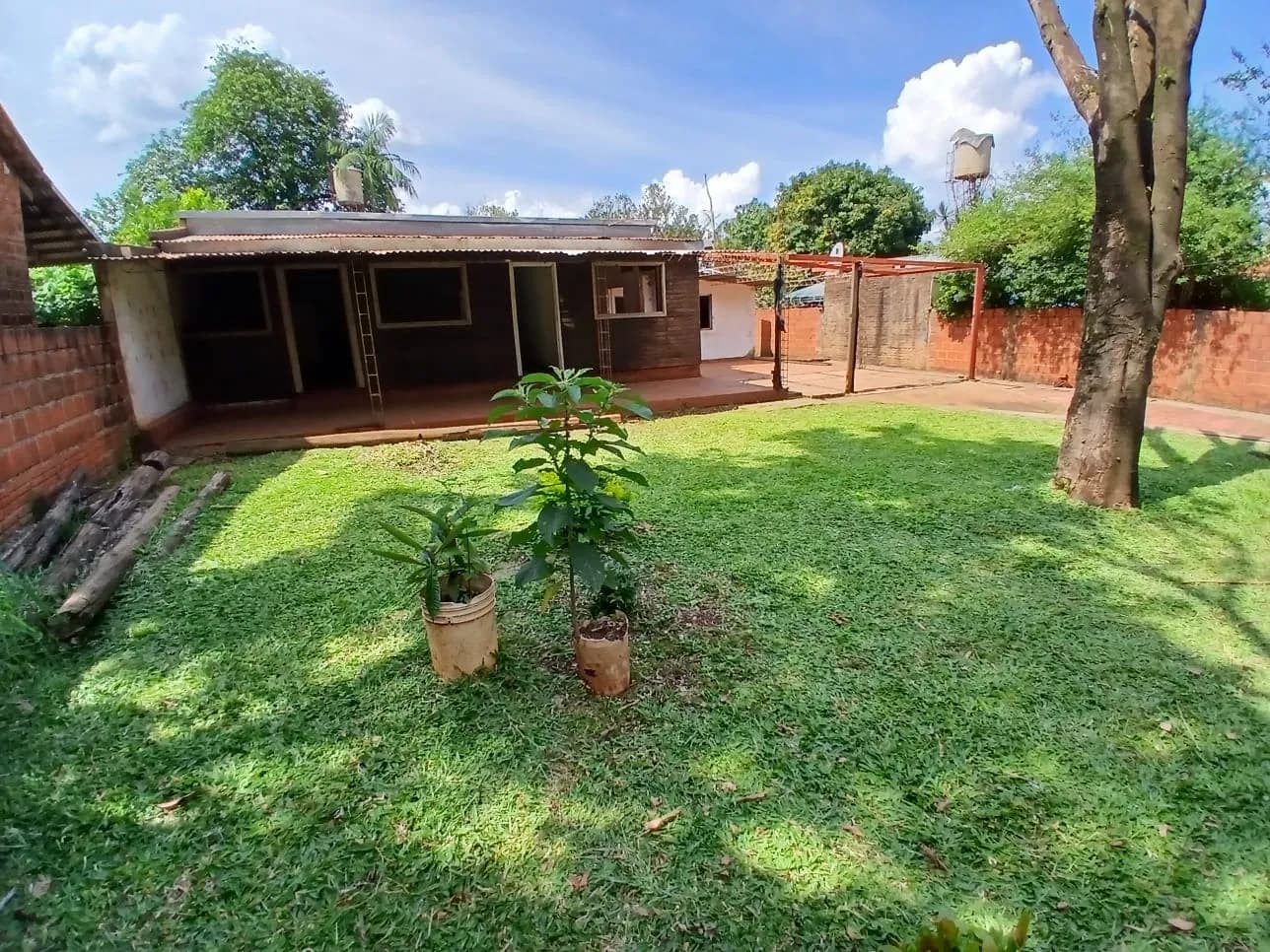 Propiedad con amplio patio verde