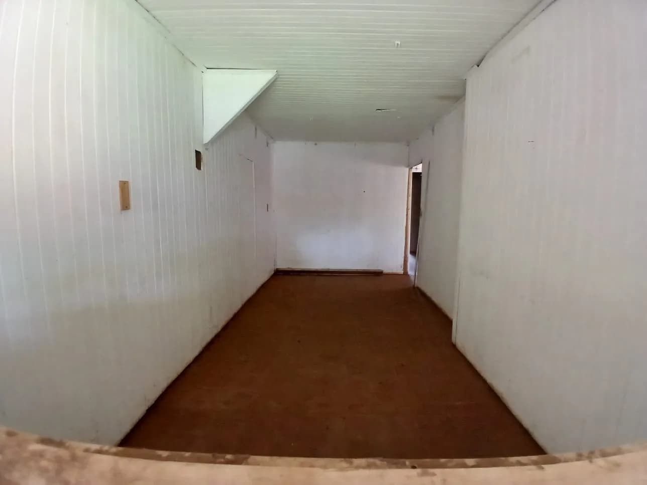 Habitación vacía con paredes blancas