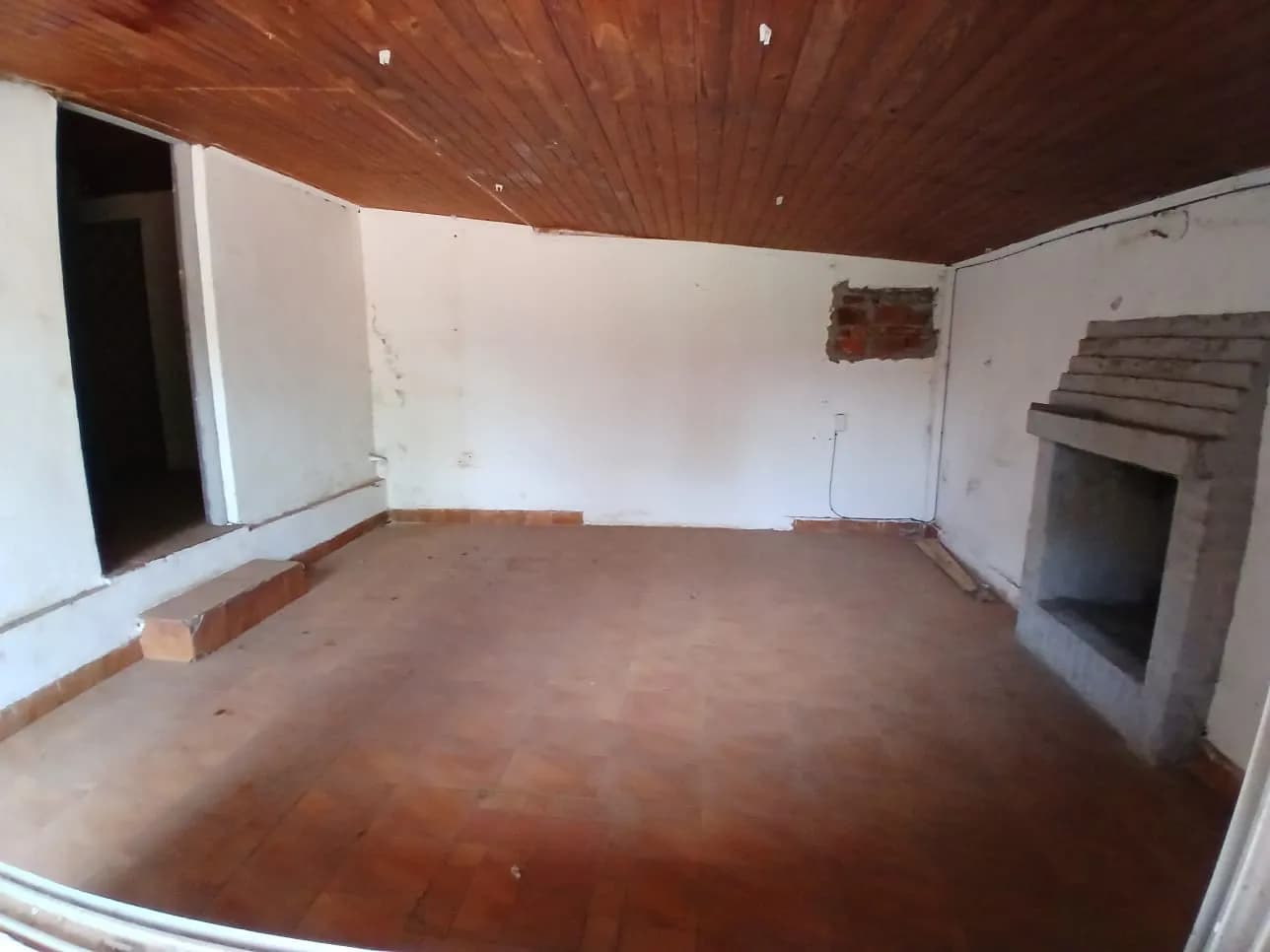 Salón rústico vacío con chimenea