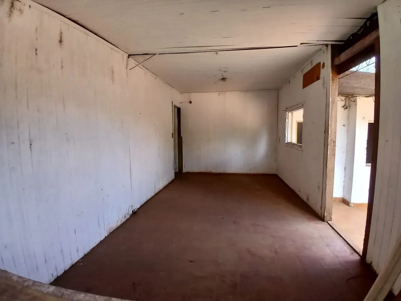 Habitación vacía con paredes de madera