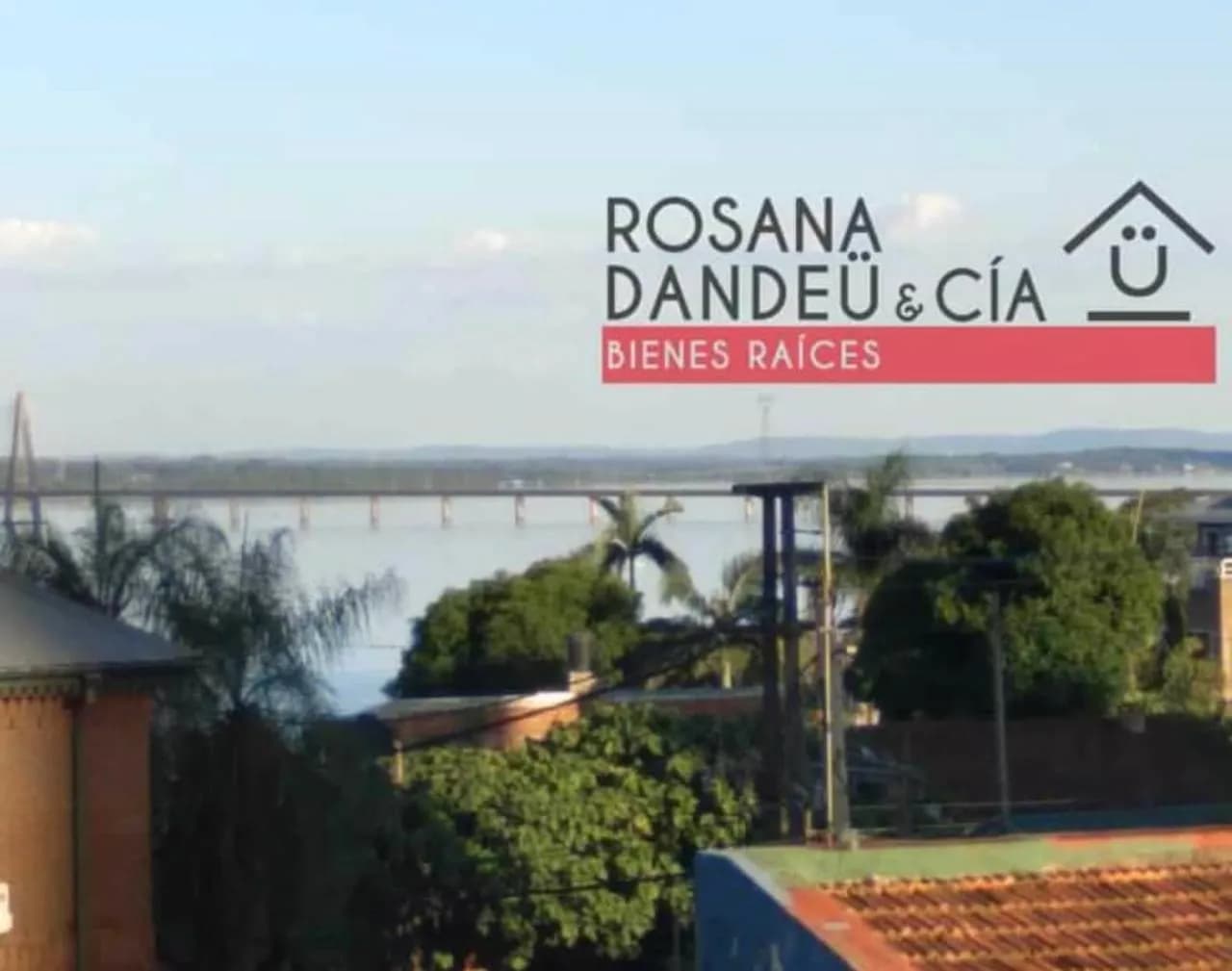 Vista panorámica del río y puente