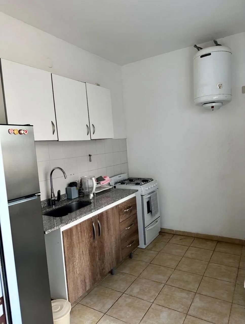 Cocina equipada con muebles de madera