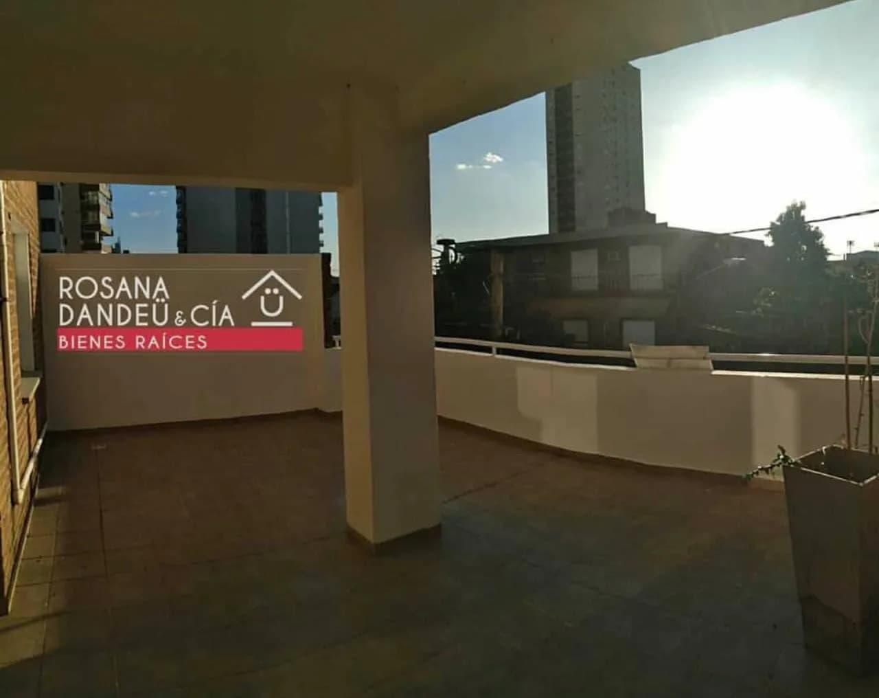 Terraza amplia con vista urbana