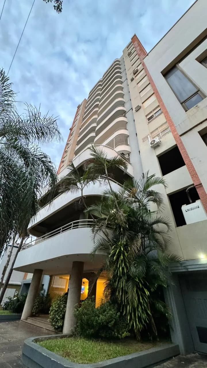 Edificio residencial moderno con balcones