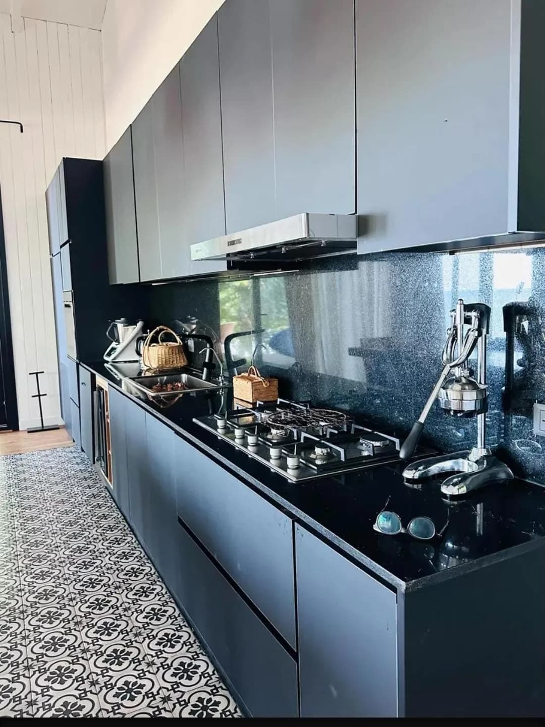 Cocina moderna con acabados oscuros