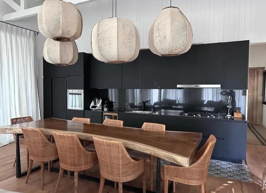 Comedor moderno con cocina negra