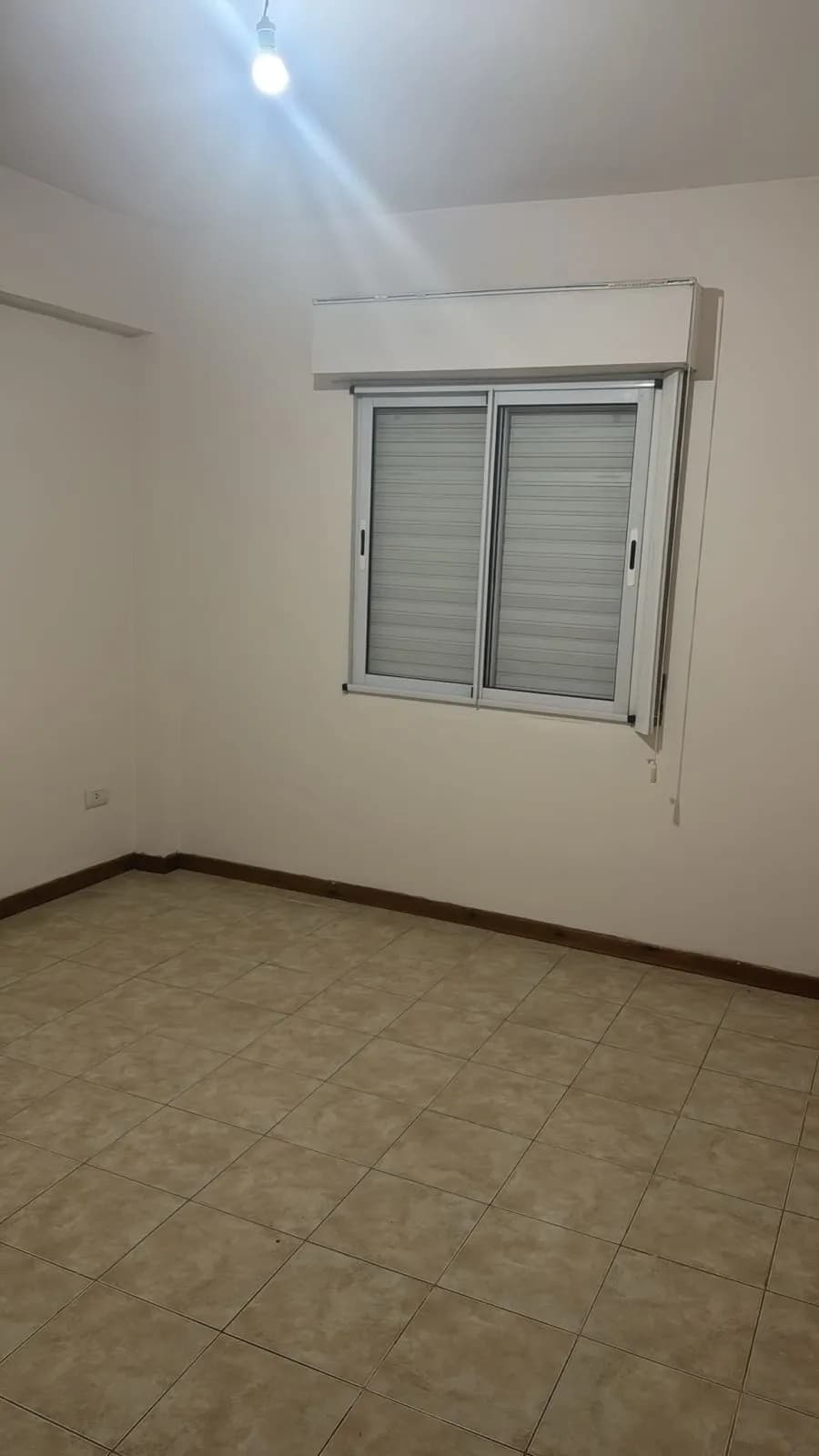 Habitación vacía con piso cerámico