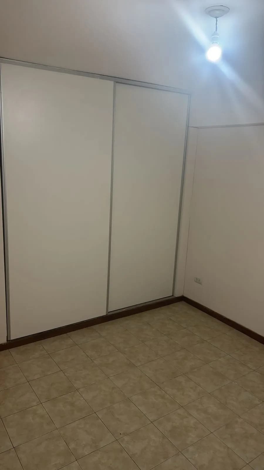 Dormitorio vacío con armario empotrado