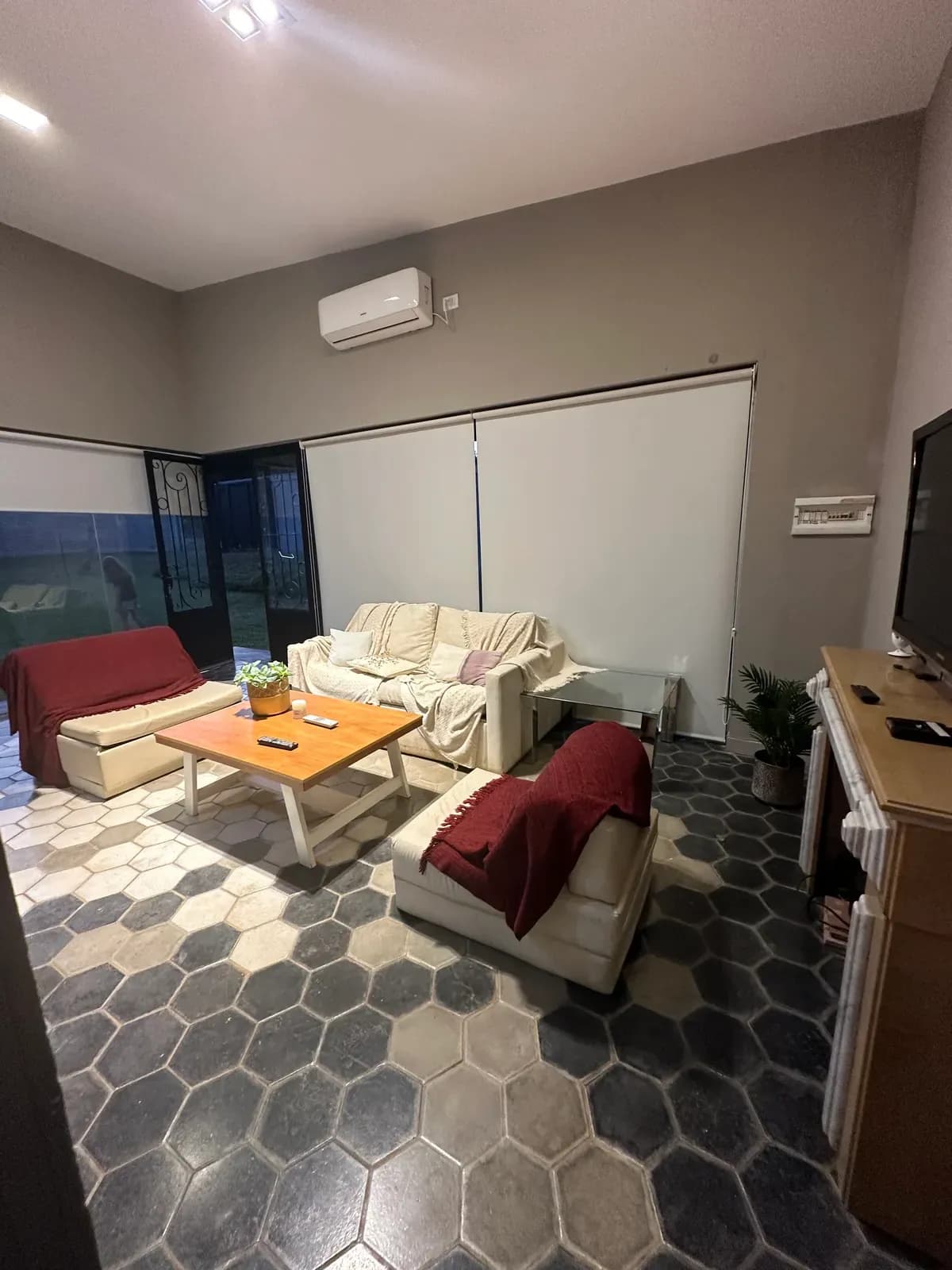 Sala de estar moderna y acogedora