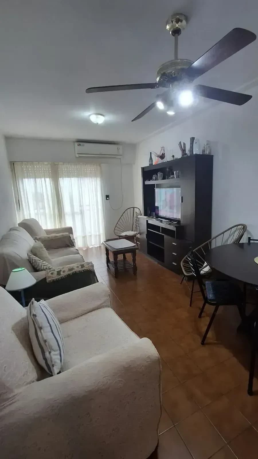 Amplio living comedor amoblado