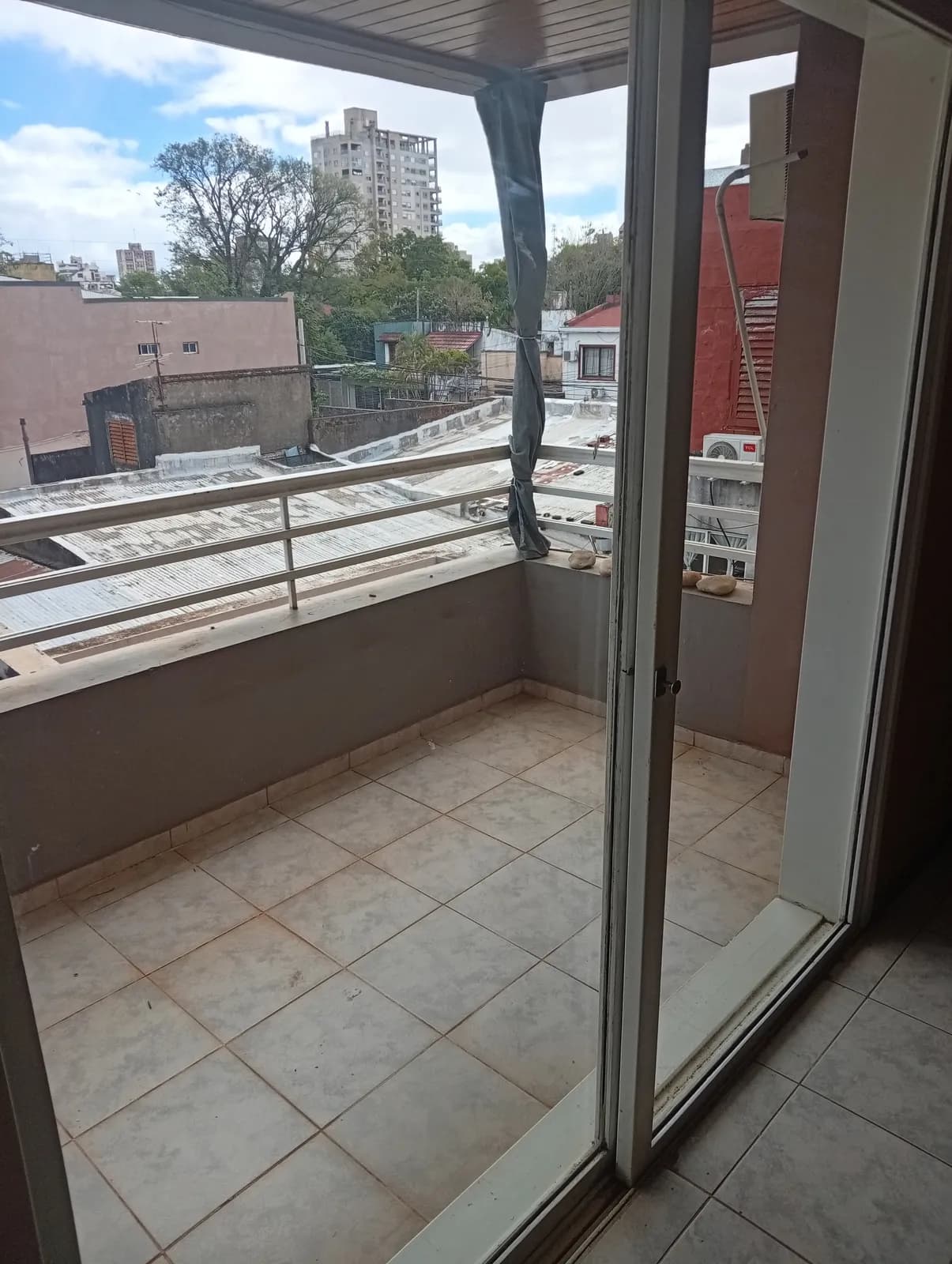 Balcón amplio con vista abierta