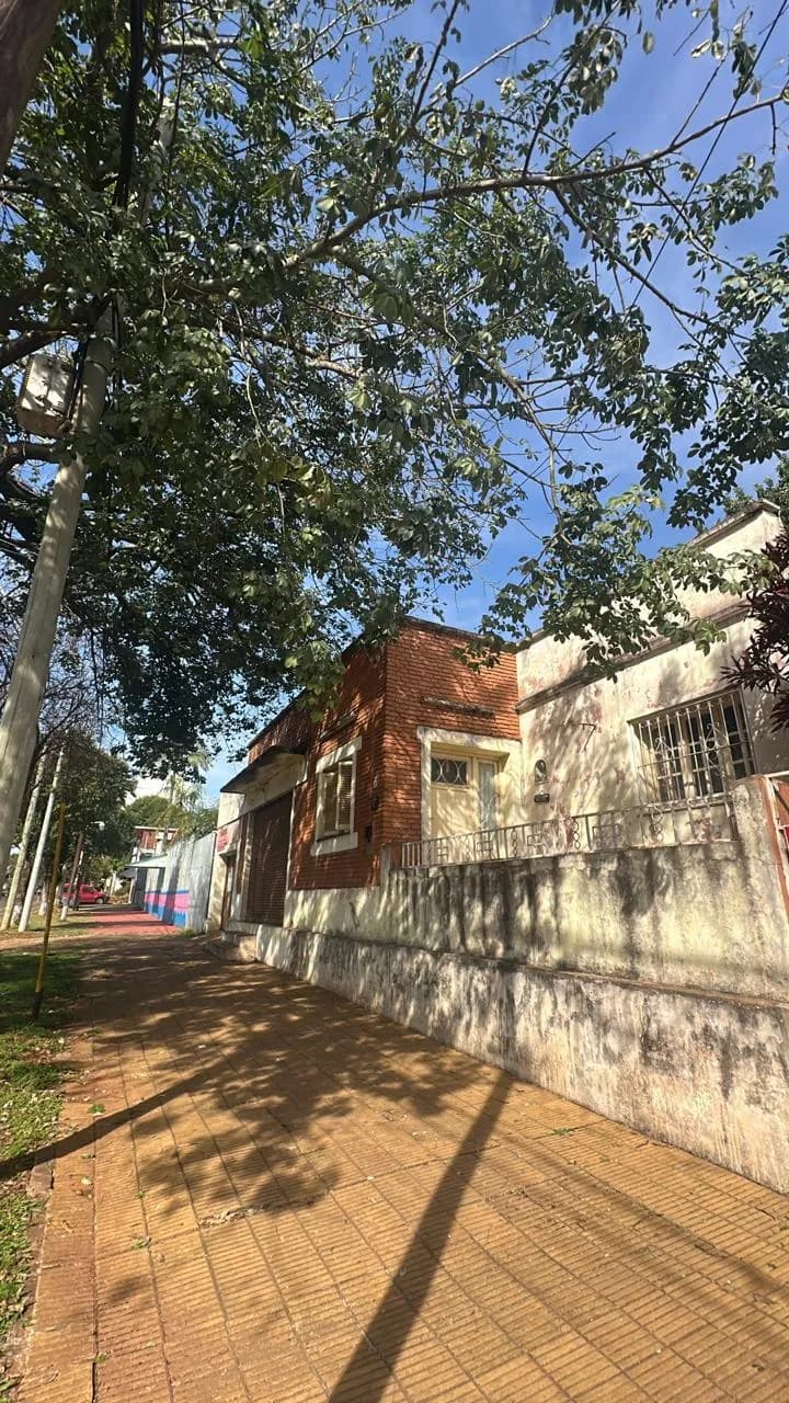 Casa con fachada de ladrillo visto