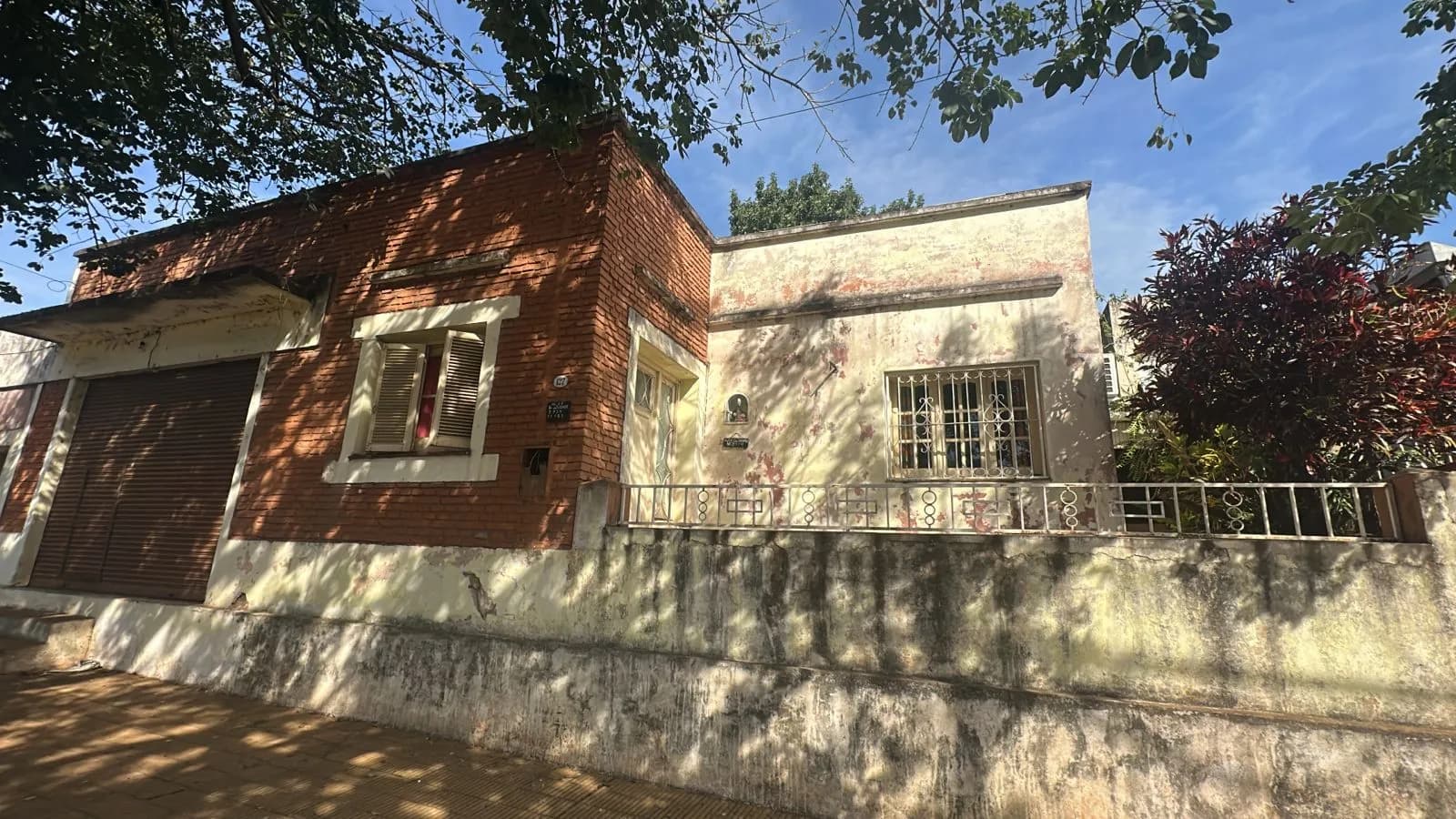 Casa antigua de ladrillo visto