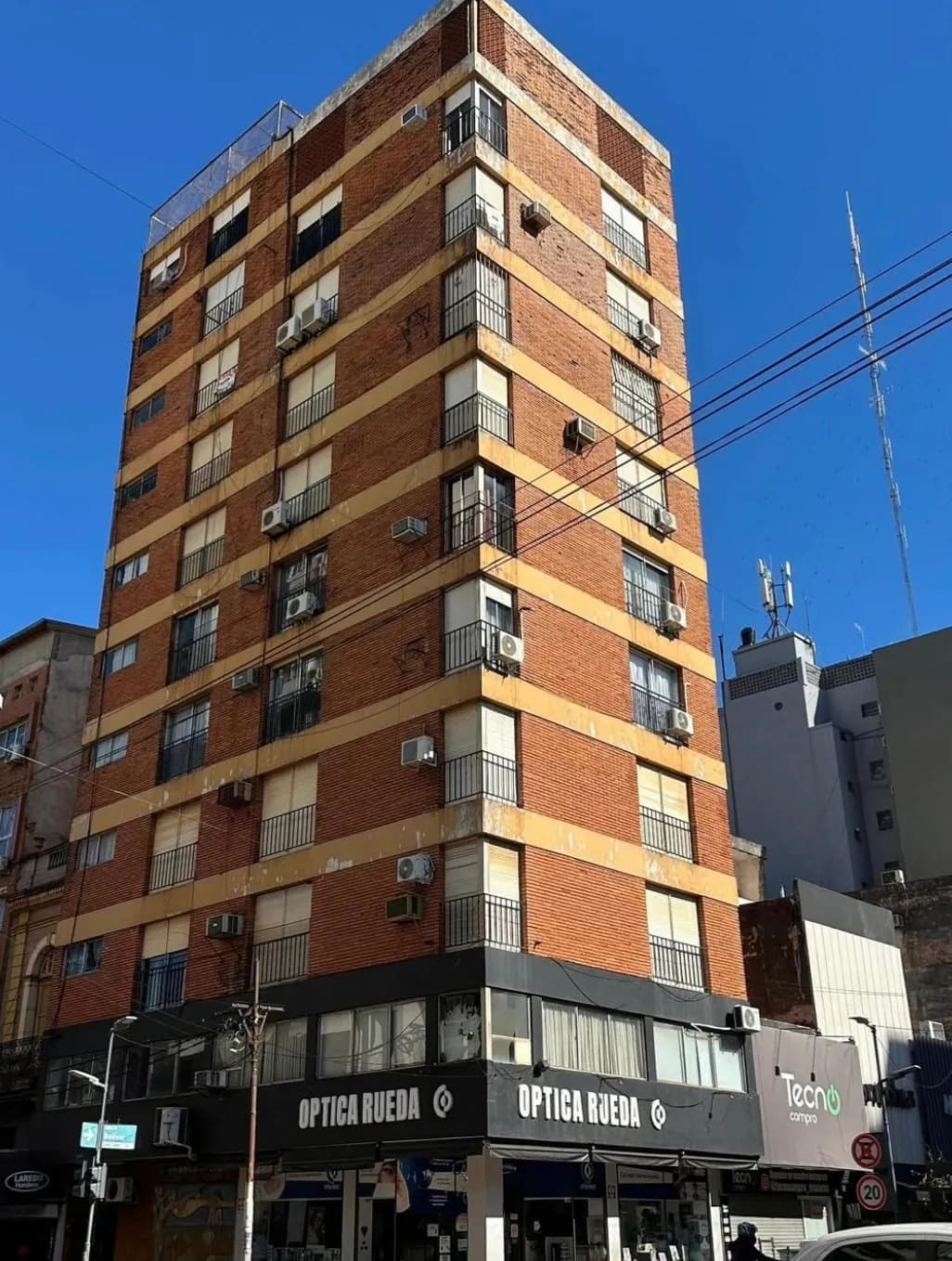 Edificio residencial de ladrillo en esquina