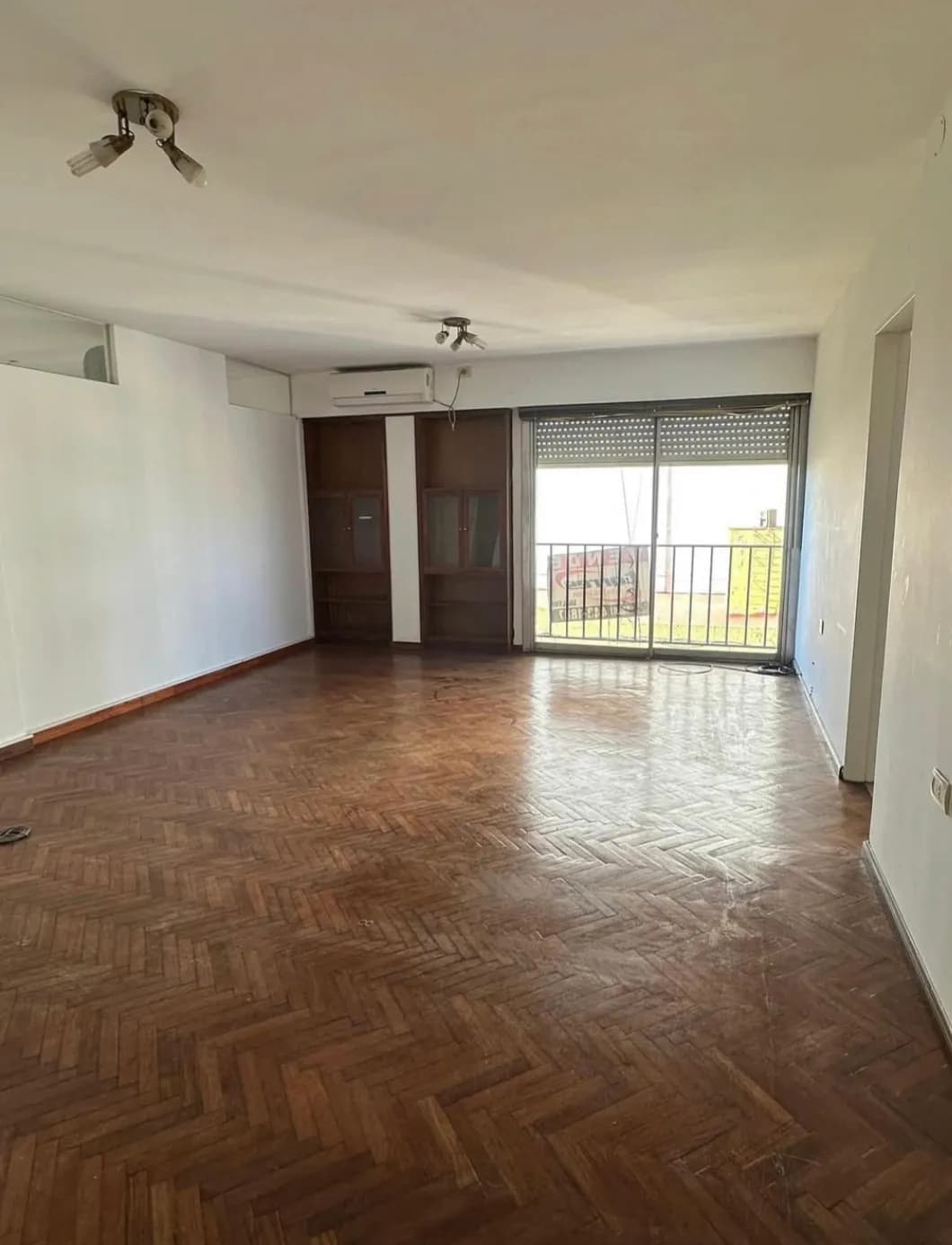 Amplio living con piso parquet
