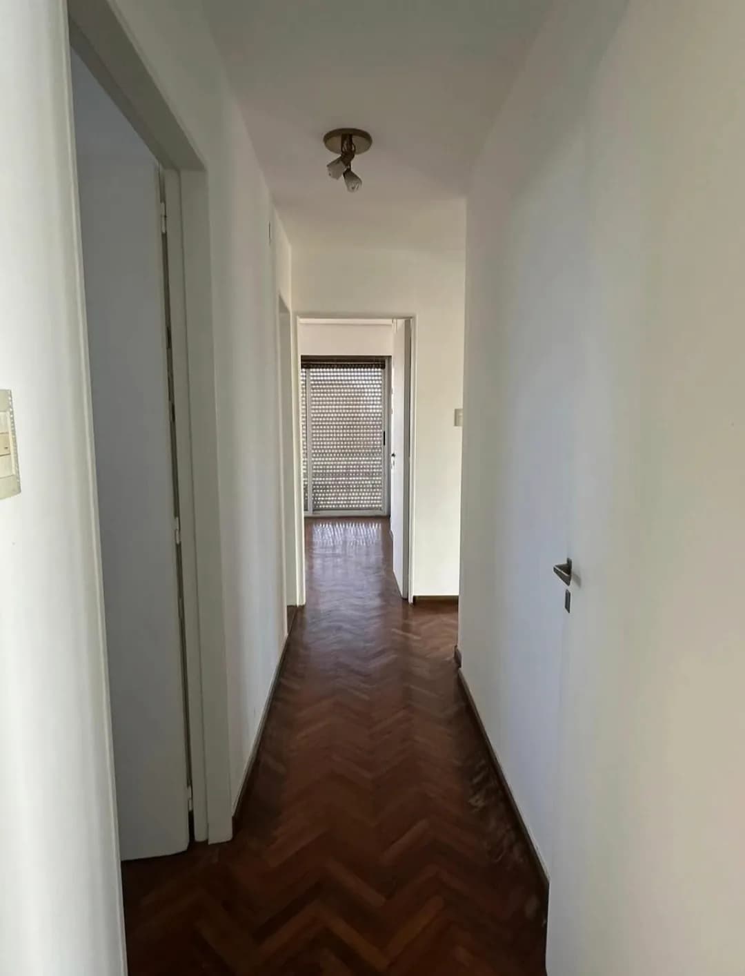 Pasillo distribuidor con piso de parquet