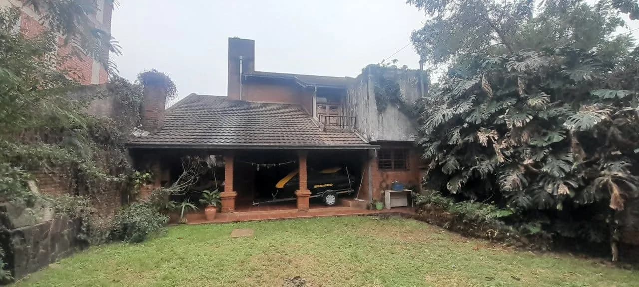 Casa rústica con amplio jardín