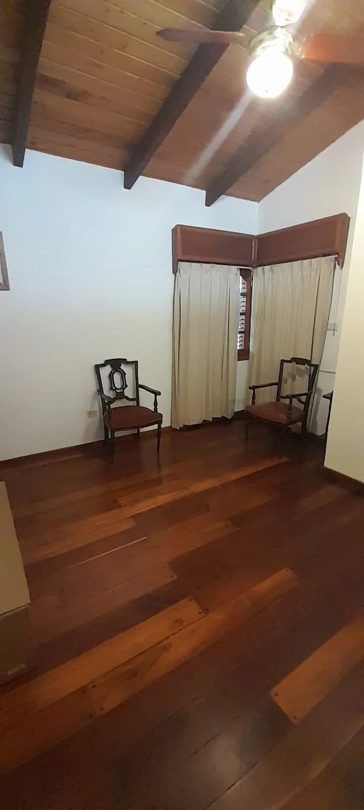 Habitación luminosa con techos de madera