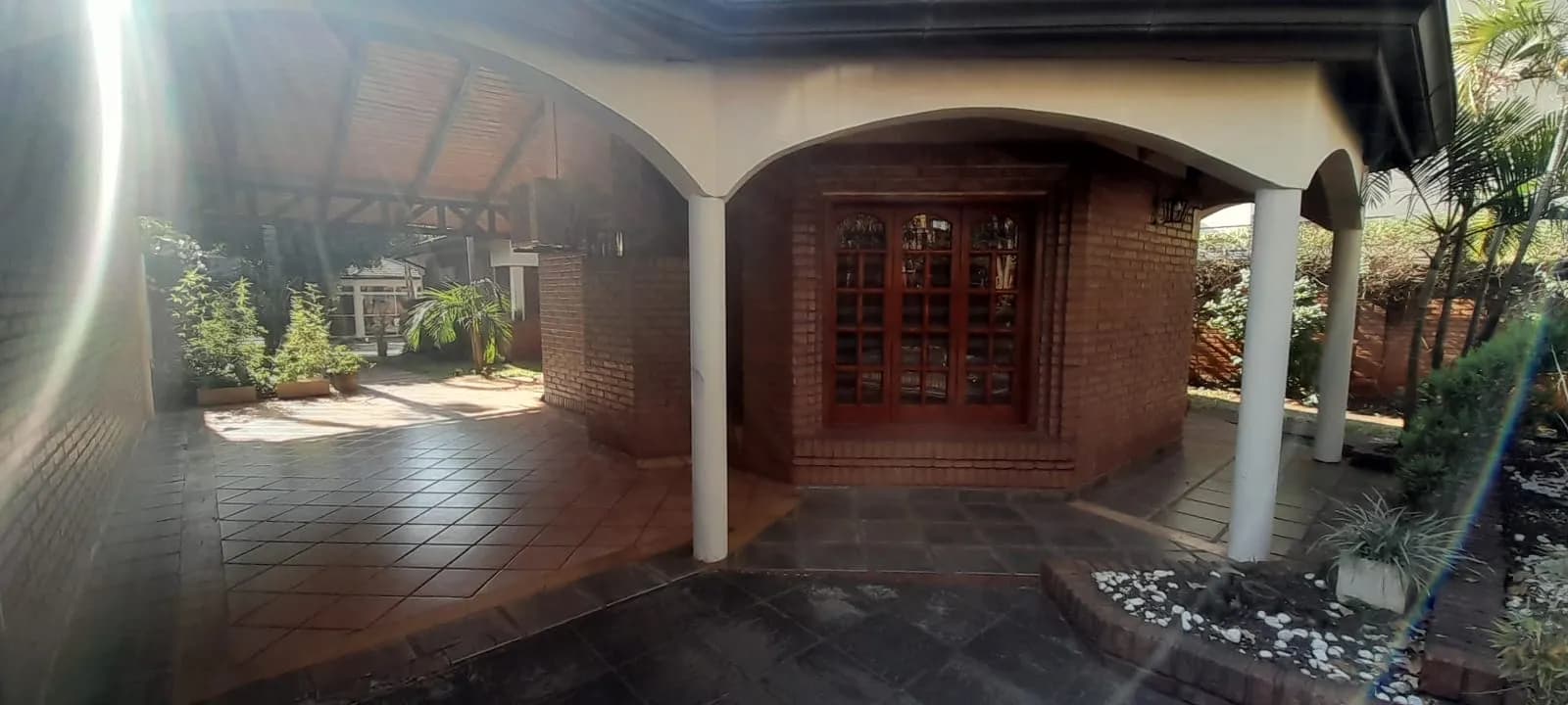 Galería con arcos y ladrillo visto