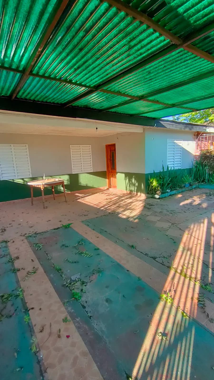 Patio techado con techo verde