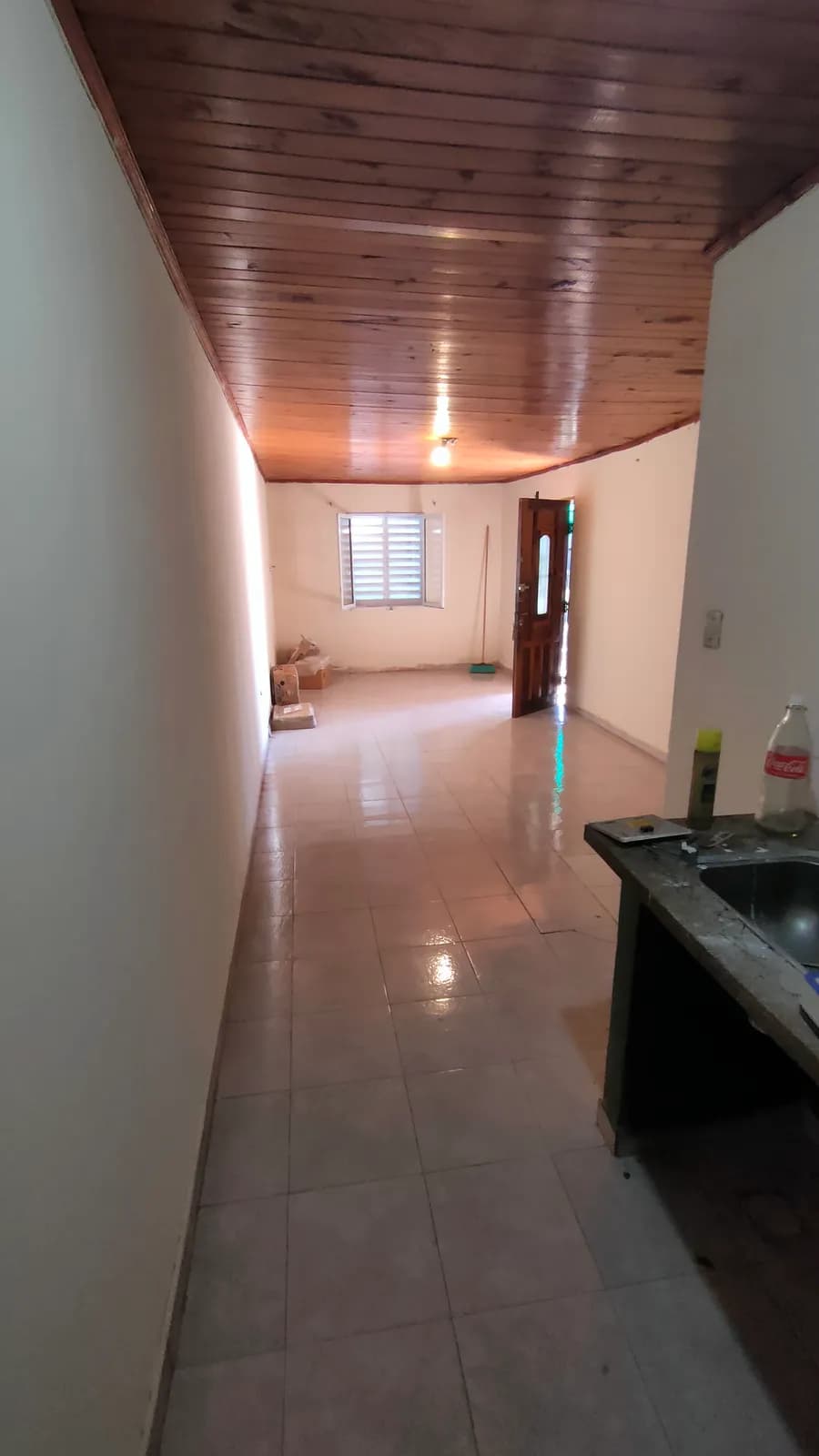 Ambiente amplio con techo de madera