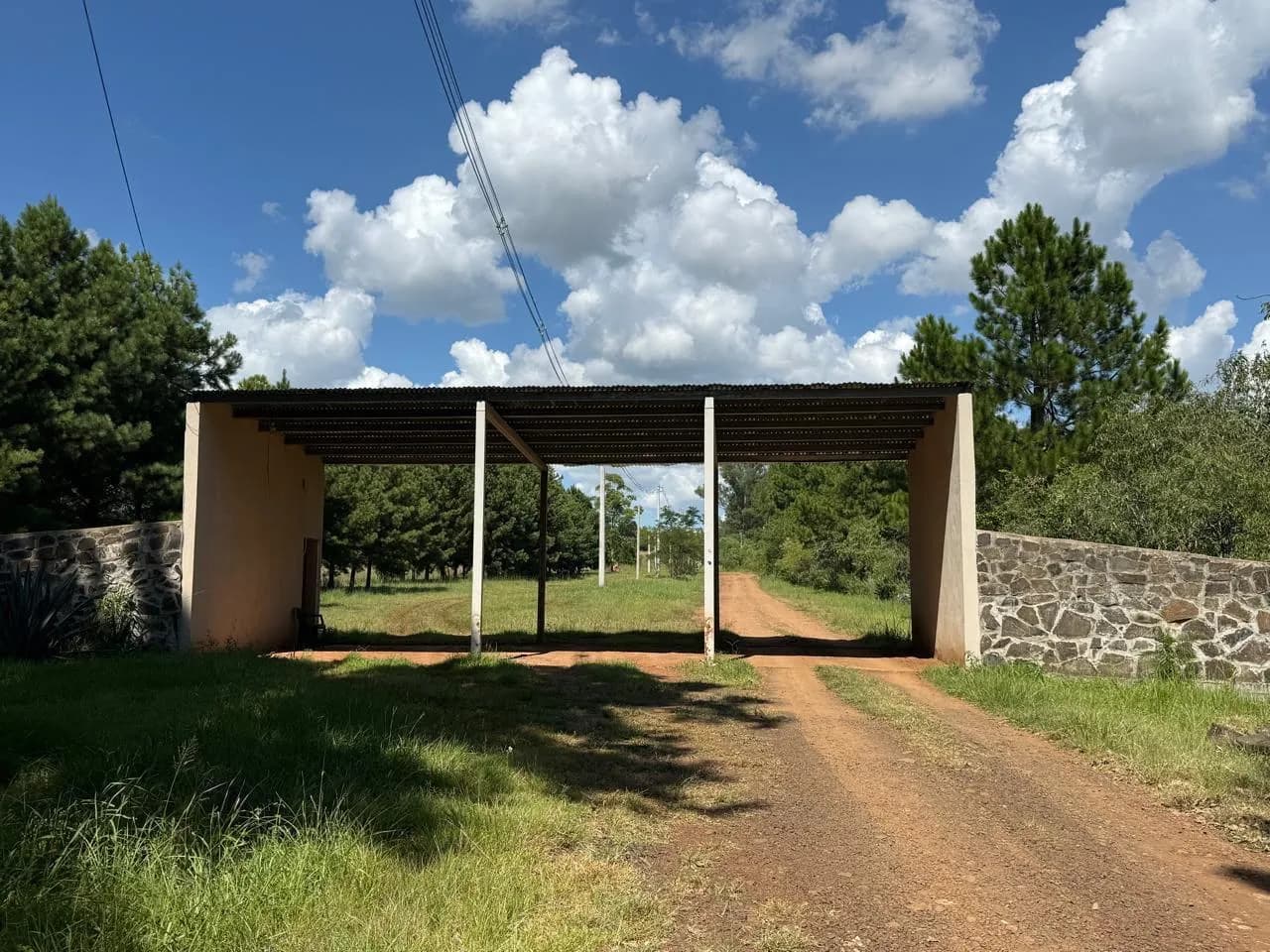 Entrada principal a propiedad rural