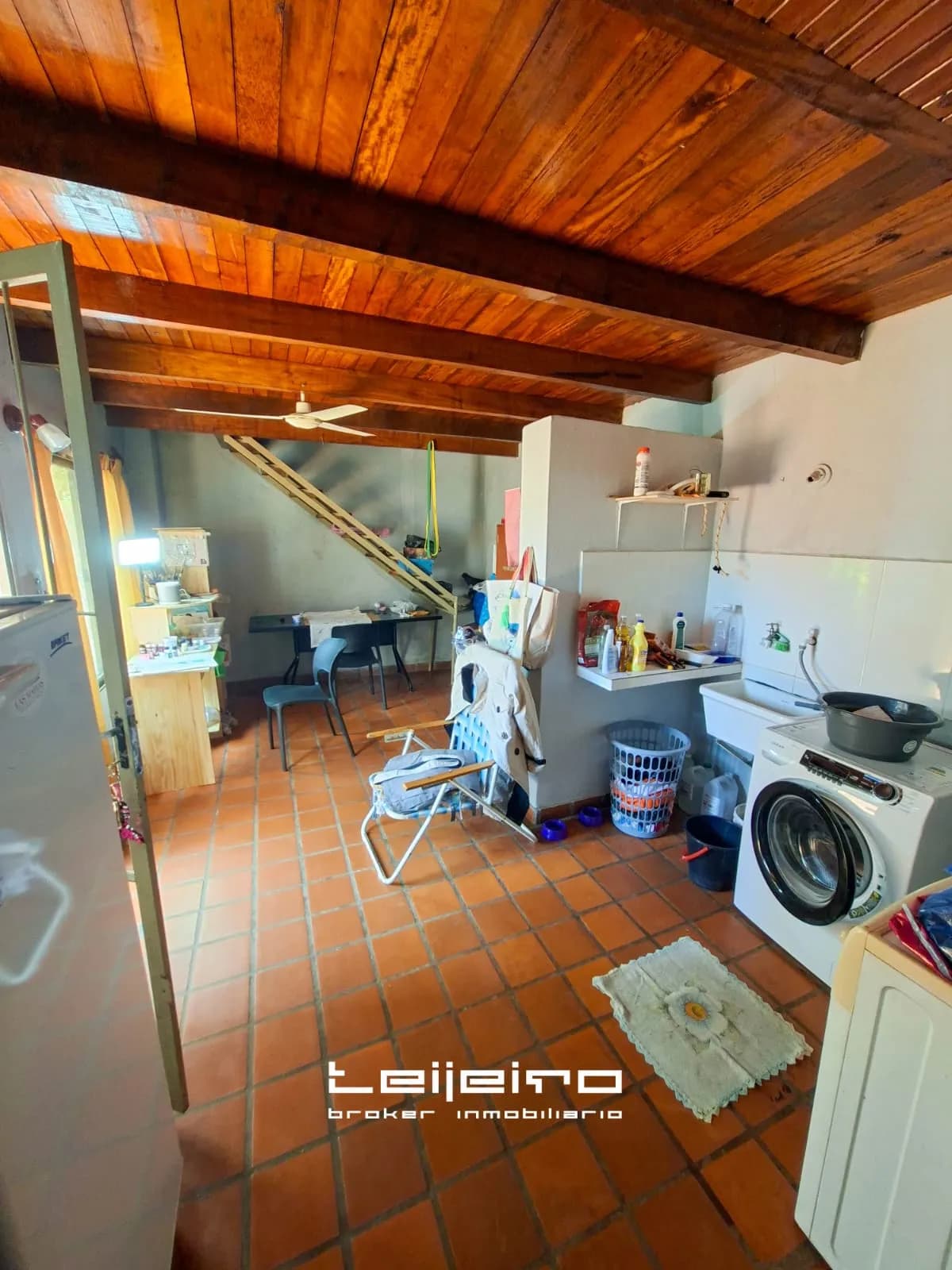 Ambiente rústico con techo de madera