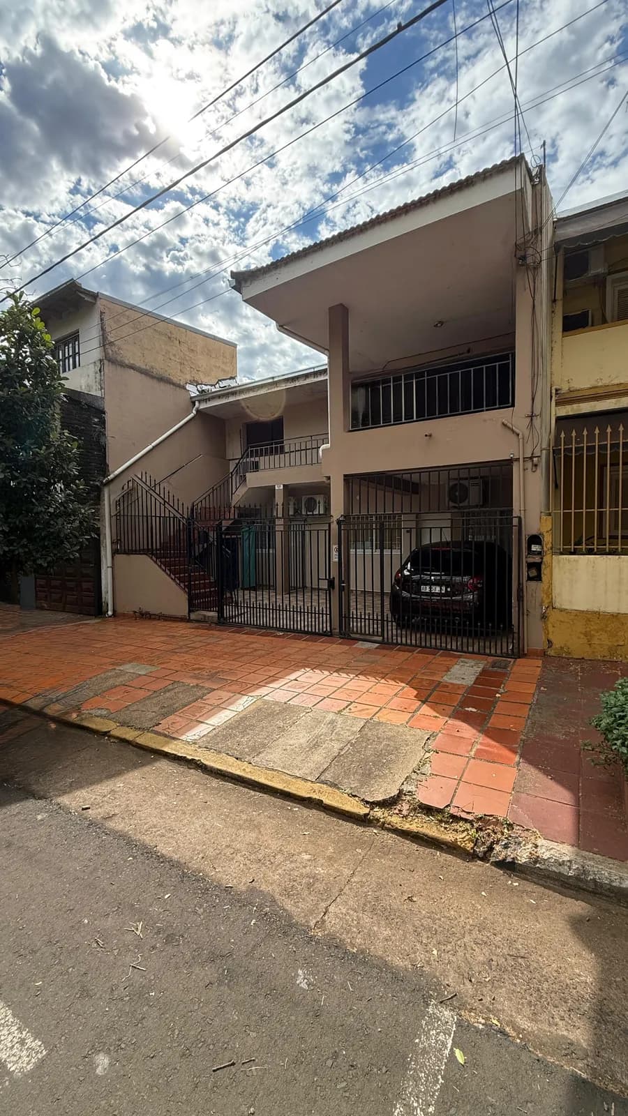 Casa de dos plantas con garaje