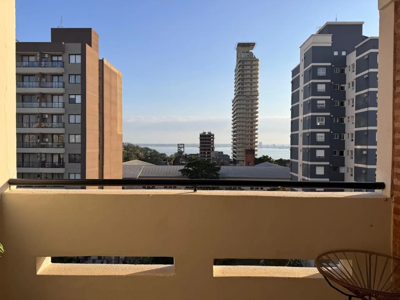 Balcón con vista panorámica urbana