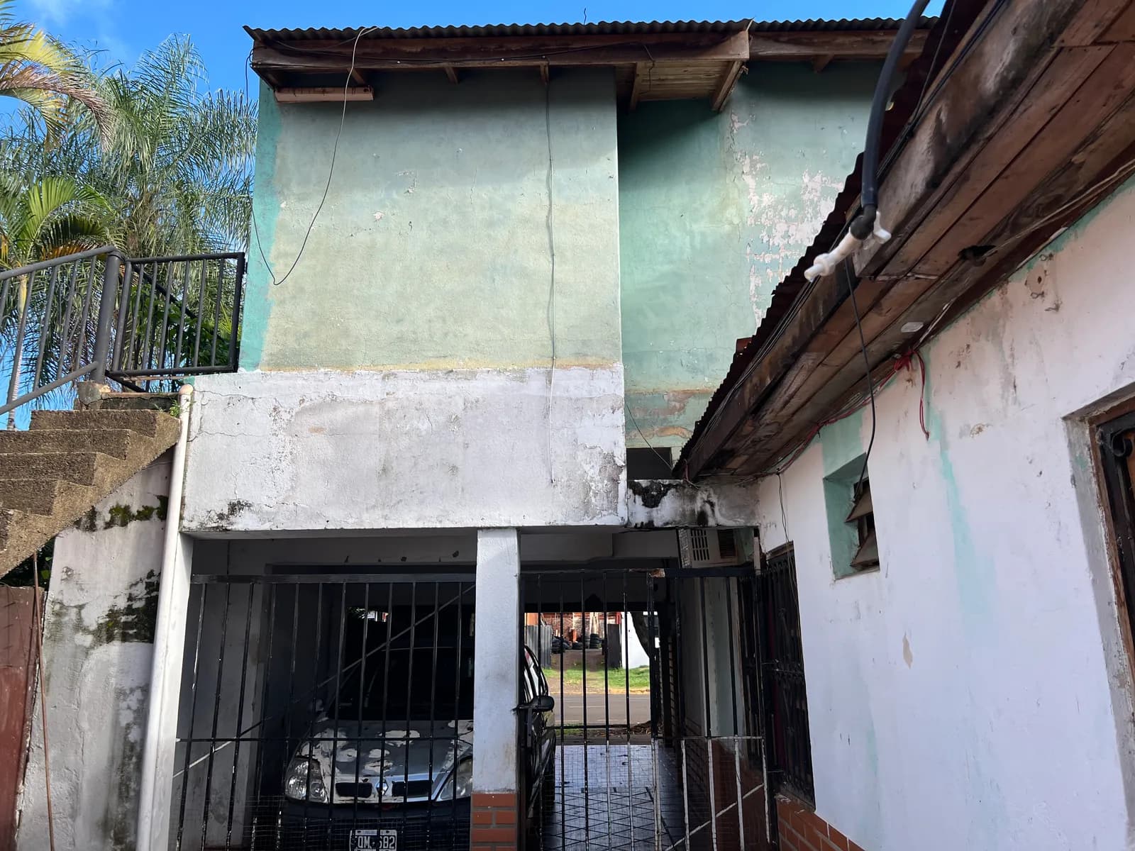 Casa de dos pisos con garaje