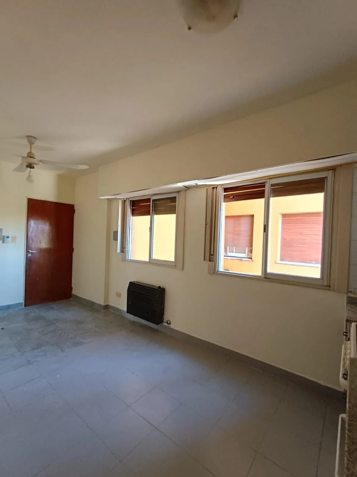 Ambiente amplio, vacío y luminoso