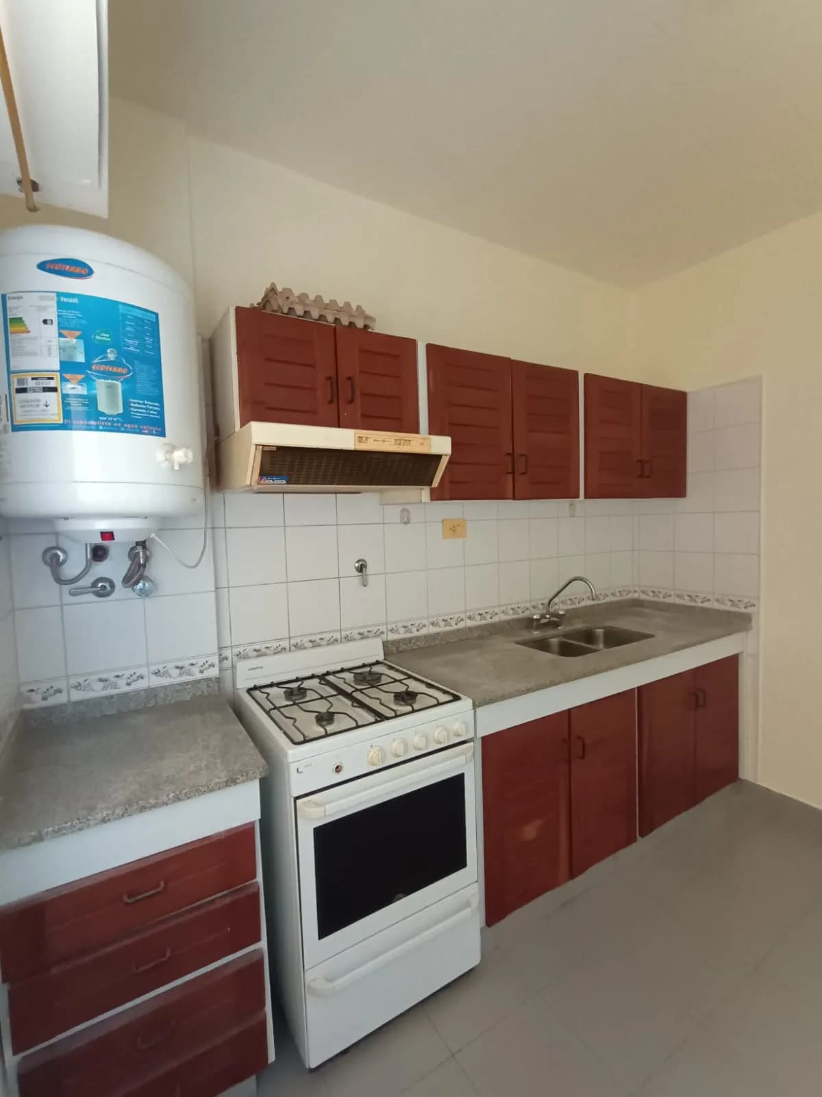 Cocina equipada con muebles de madera