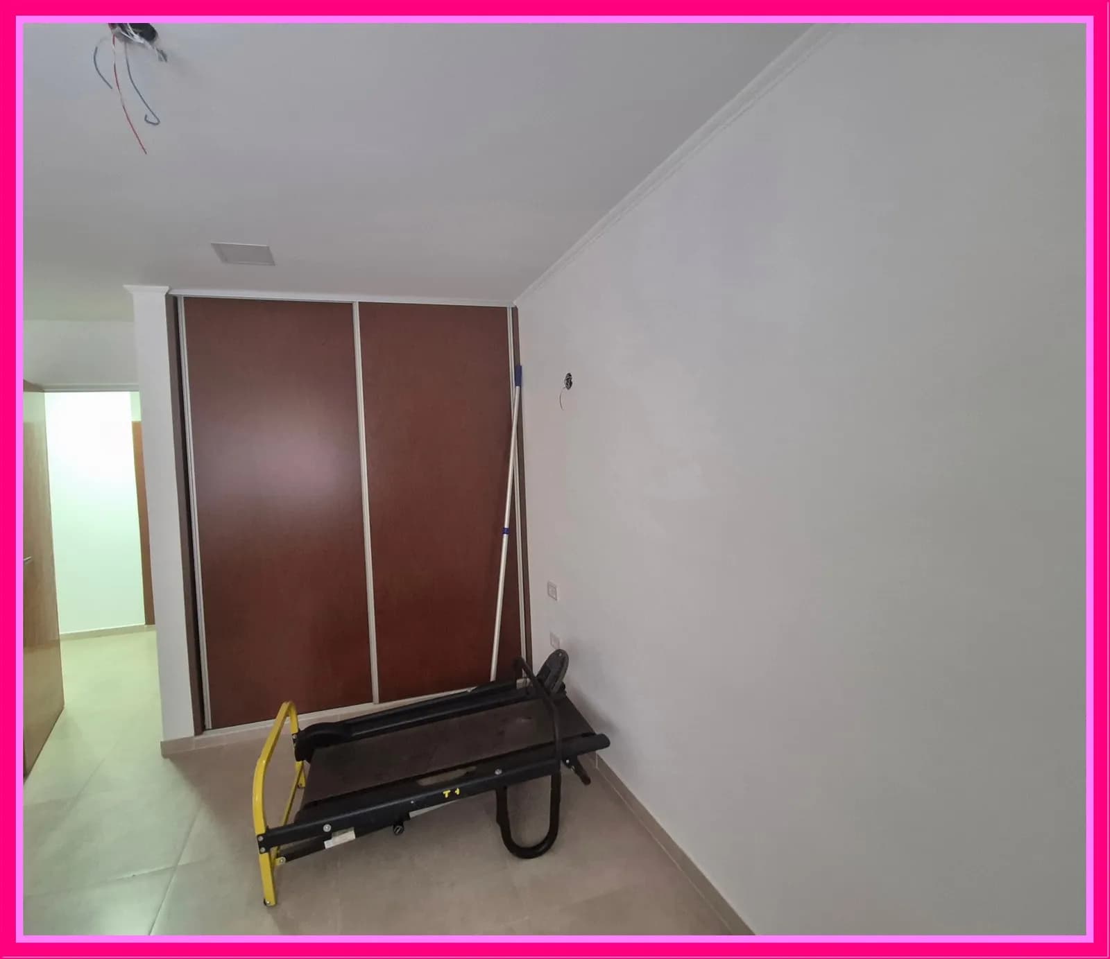 Habitación luminosa con placard empotrado