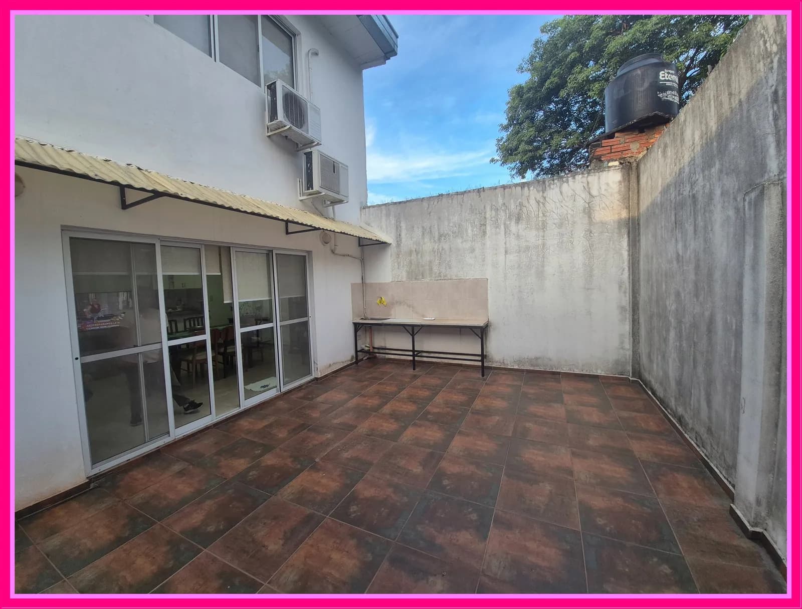 Patio exterior amplio con piso cerámico