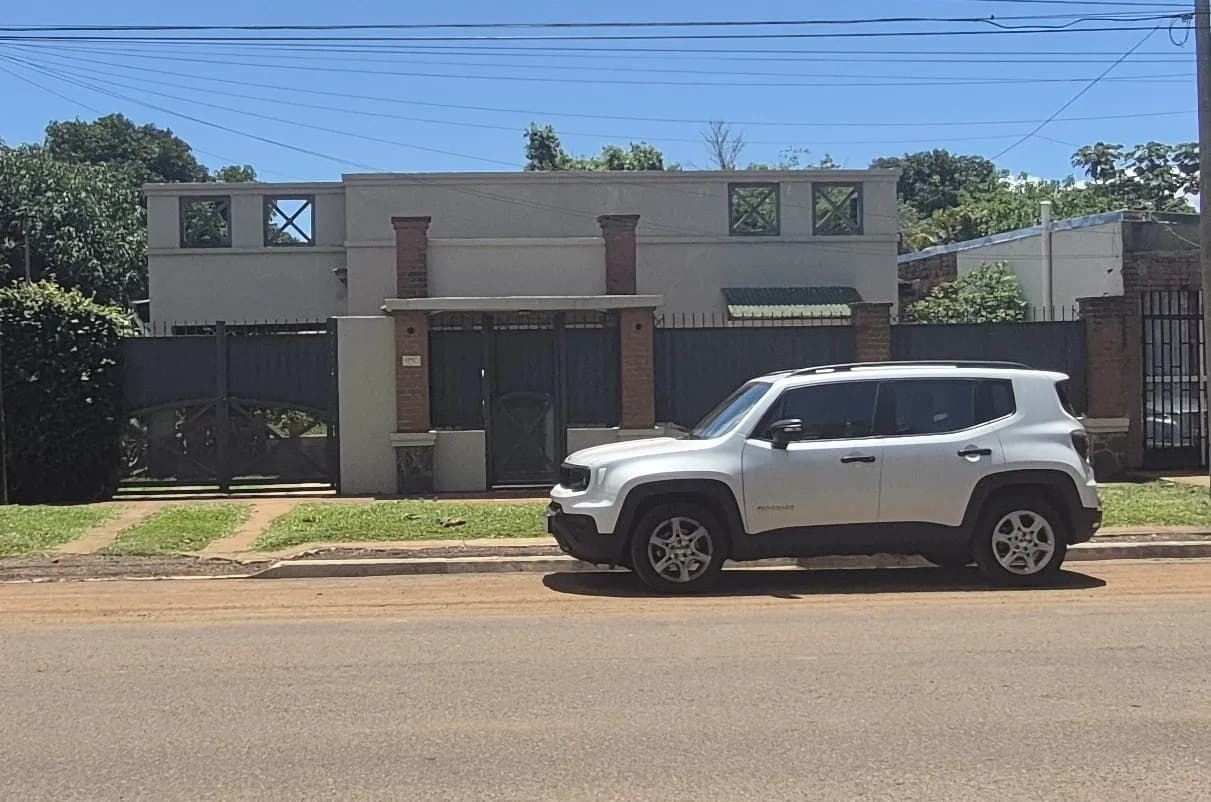 Casa moderna con camioneta blanca
