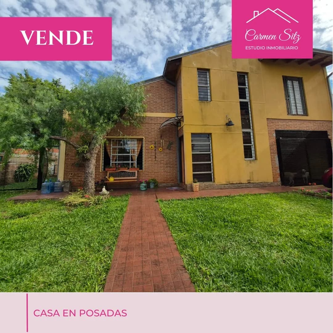 Casa de dos plantas con jardín