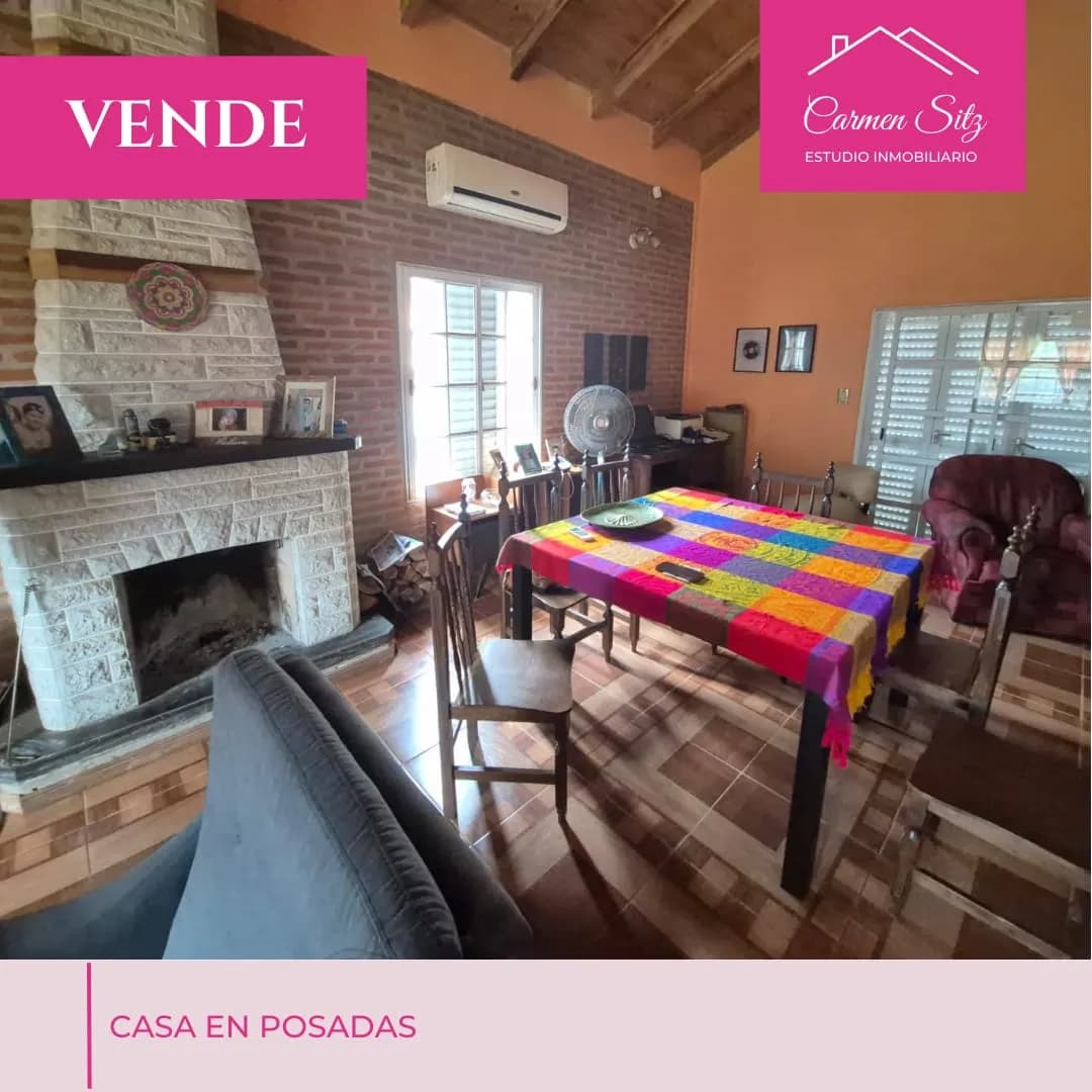 Amplio comedor rústico con chimenea