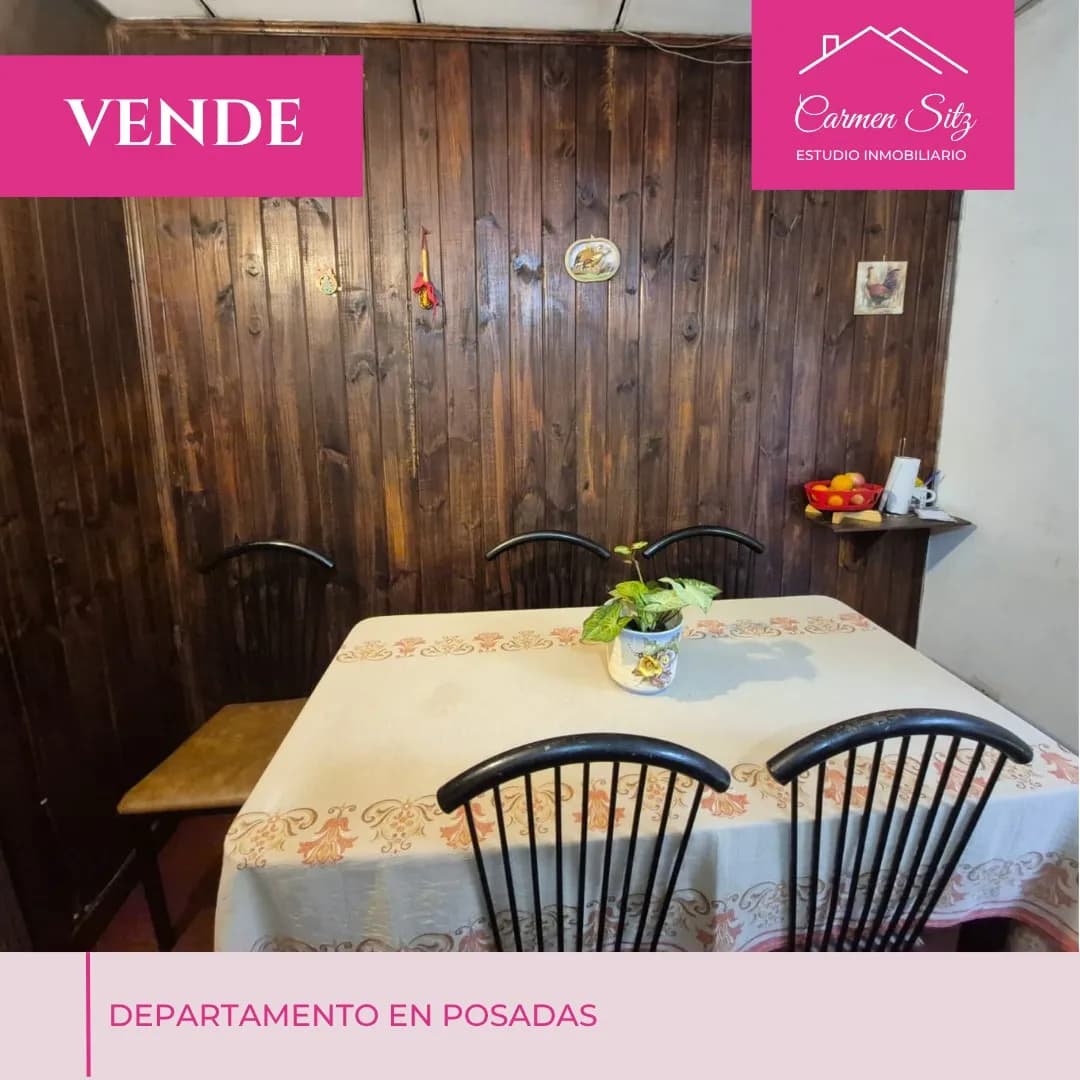 Comedor con paredes de madera