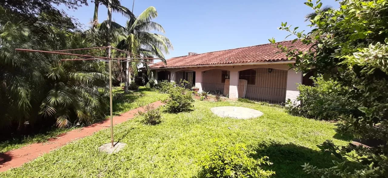 Casa de una planta con jardín