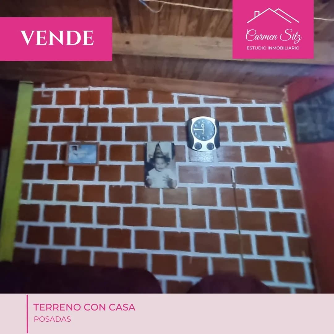 Interior con pared de ladrillos vistos