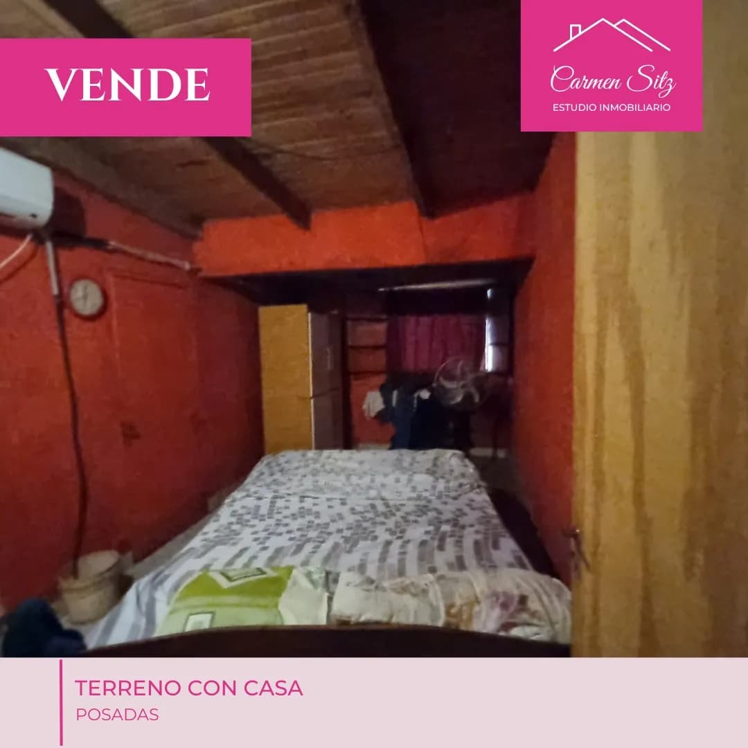 Dormitorio rústico con paredes rojas