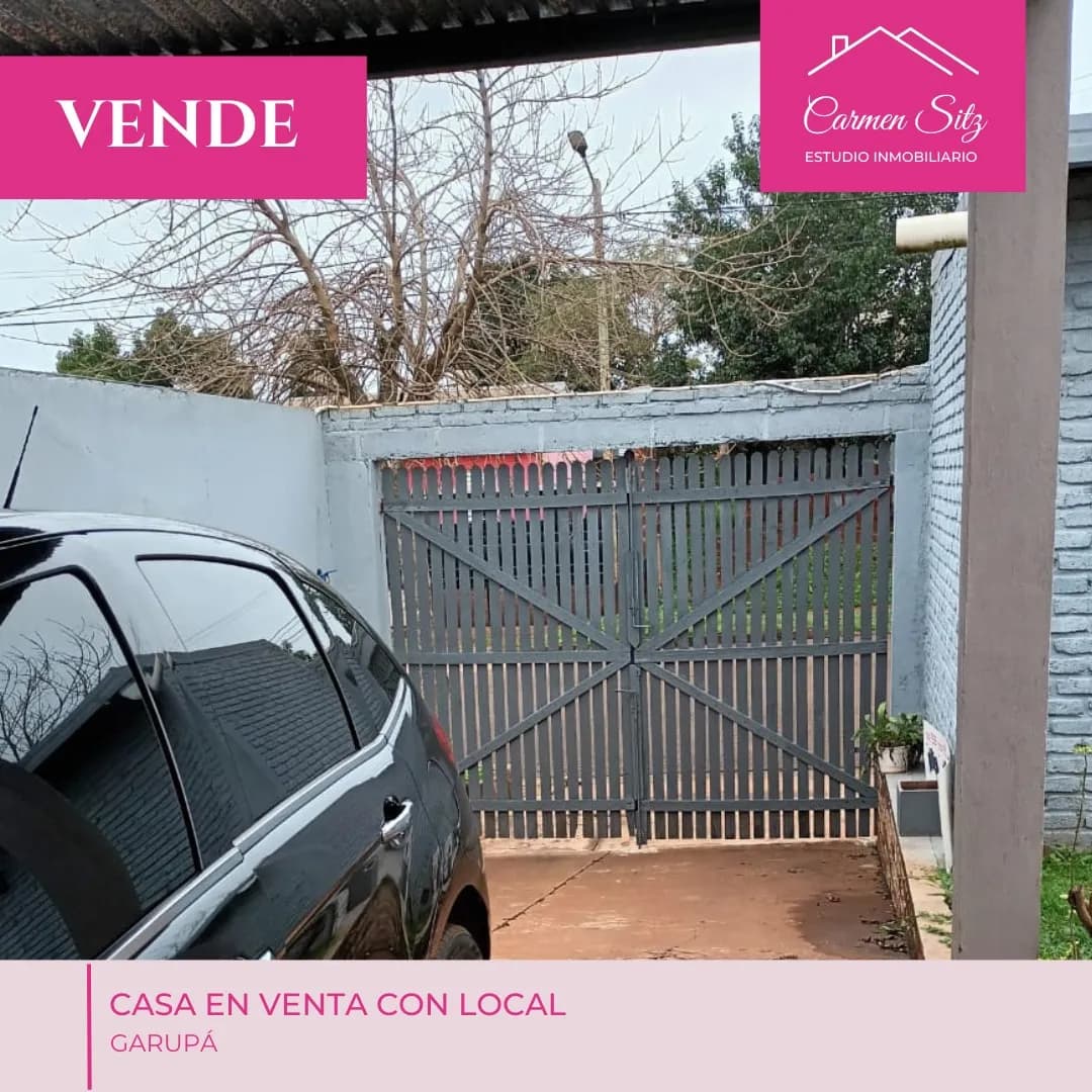 Entrada para auto con portón gris
