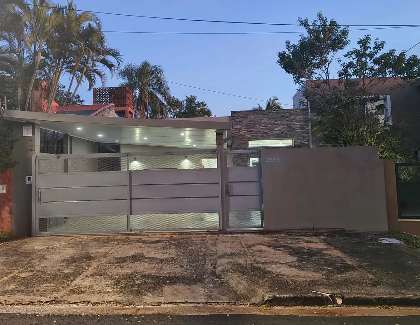 Casa moderna con portón gris