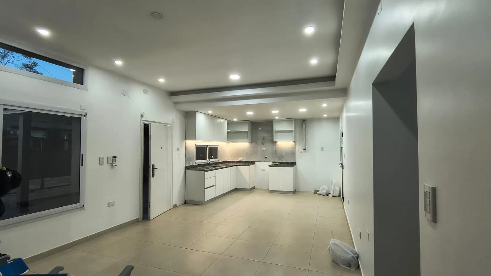 Ambiente moderno con cocina integrada